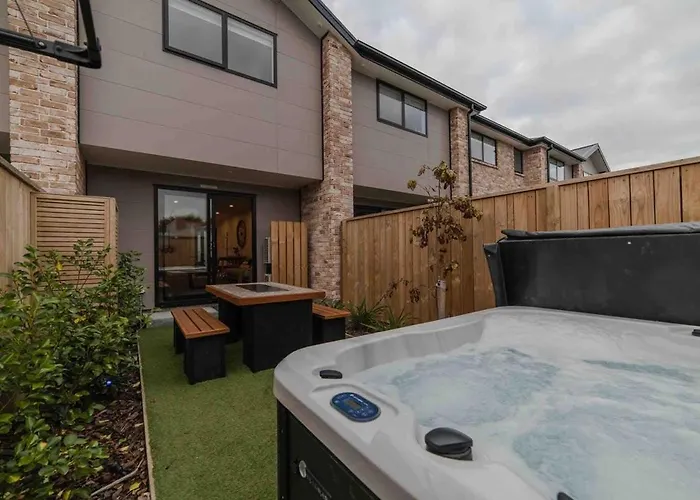 Stones Throw From The Stadium & Hot Tub
