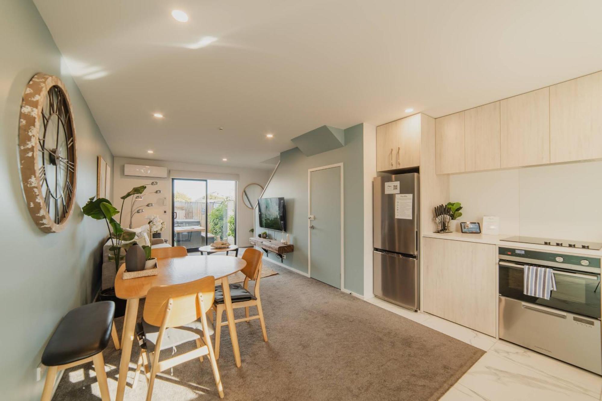 Stones Throw From The Stadium & Hot Tub